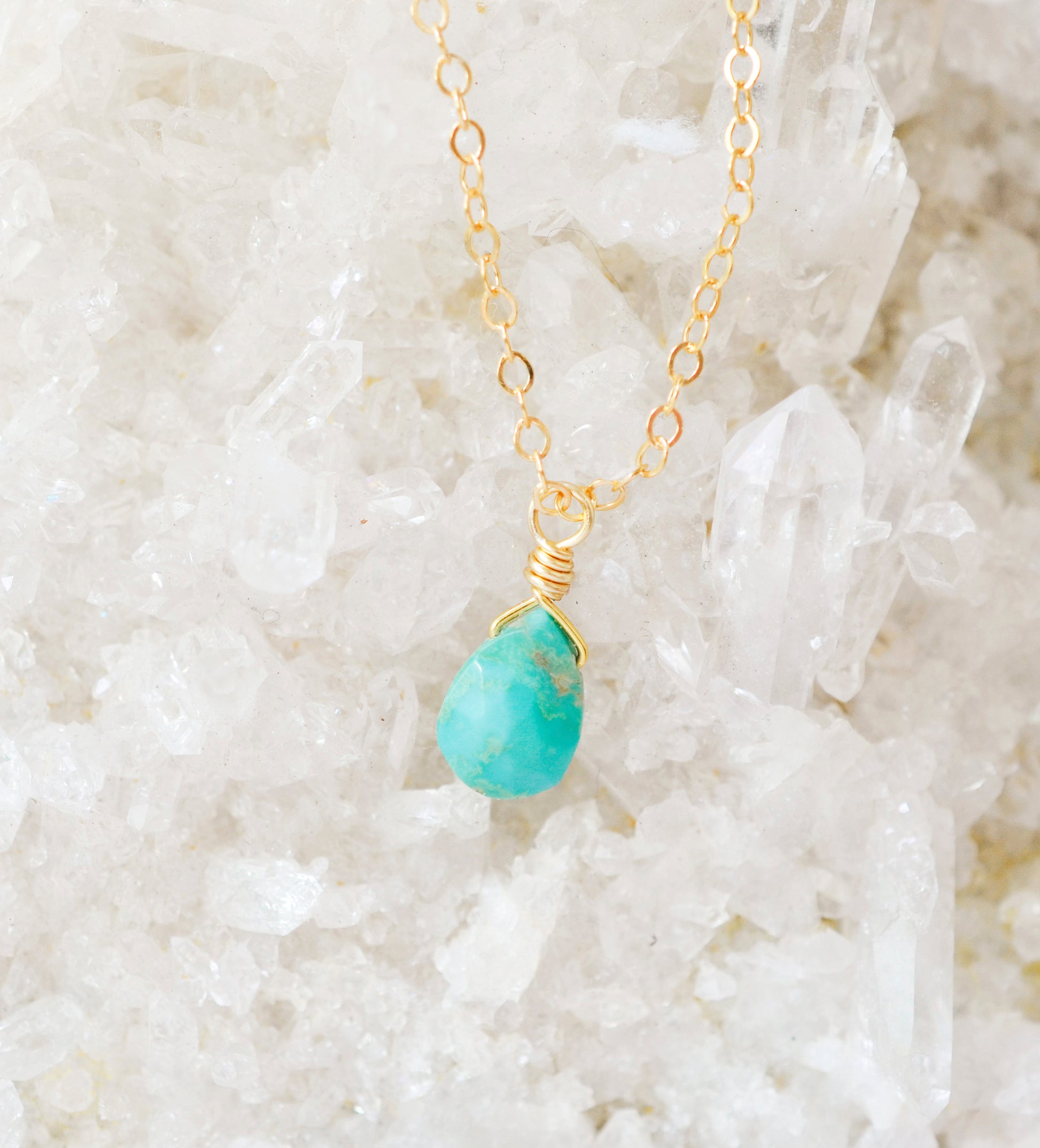 Turquoise pendant in gold.